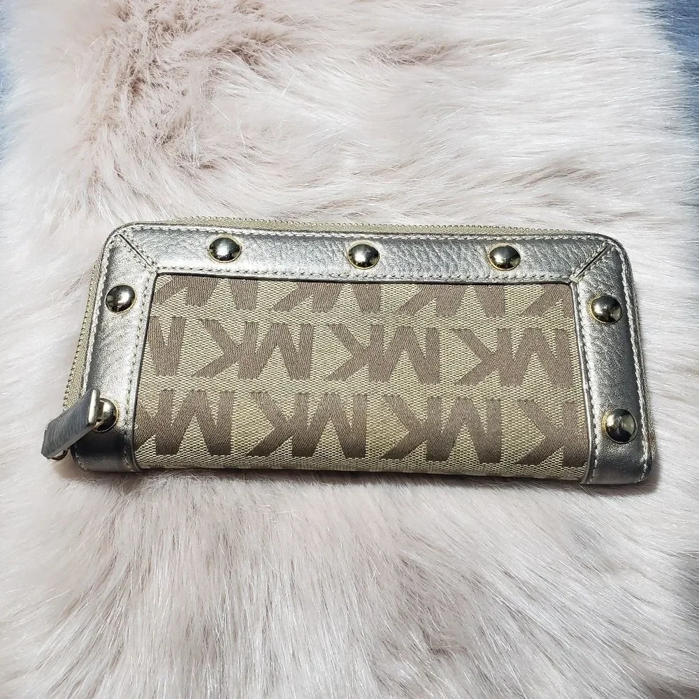 100% authentic Micheal Kors jet set wallet